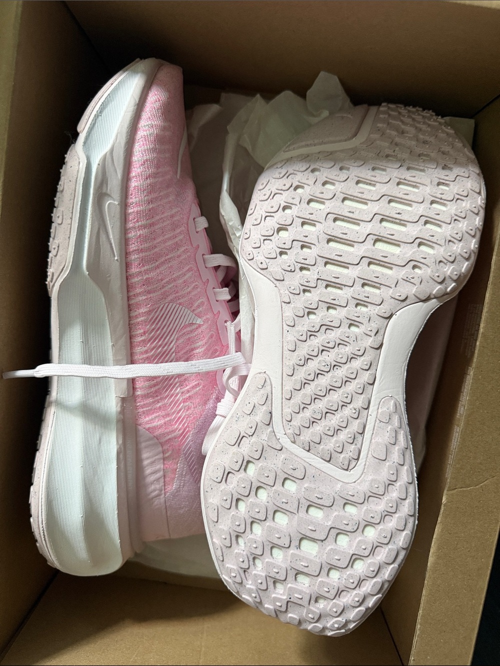 Nike Pink and White zoom invincible run FK3 new in box 8.5 women’s - Picture 3 of 4